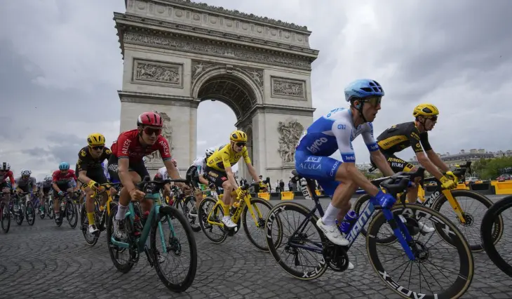 Corredores del Tour de Francia en el Arco del Triunfo, Par&iacute;s. / RR.SS