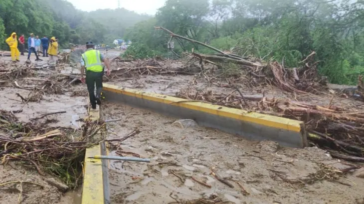 Paso obstaculizado en M&eacute;xico por los estragos del hurac&aacute;n Otis. / RR SS.