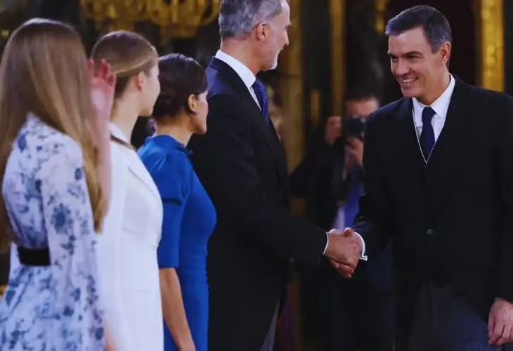 Pedro S&aacute;nchez, presidente en funcione, saludando a la familia real. / RR SS.