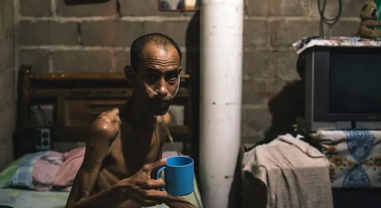 Un paciente de tuberculosis se recupera en su casa en Colombia. / OPS.