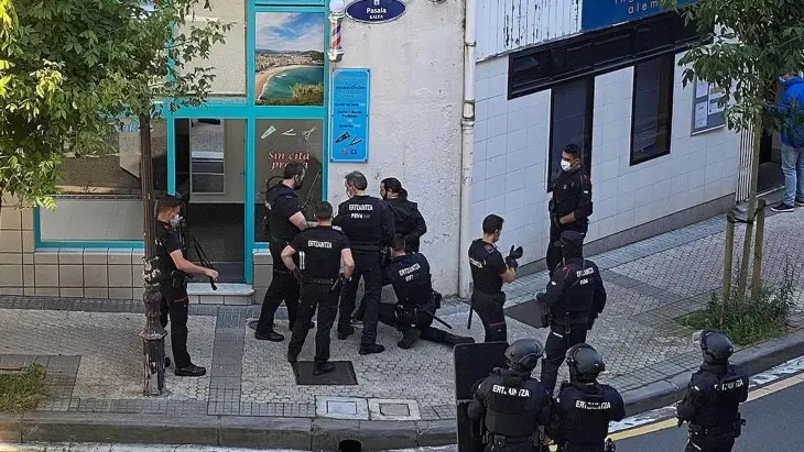 Imagen de la detenci&oacute;n de Pedro Mar&iacute;a Ruiz en Donostia tras darse a la fuga. / Captura de pantalla.