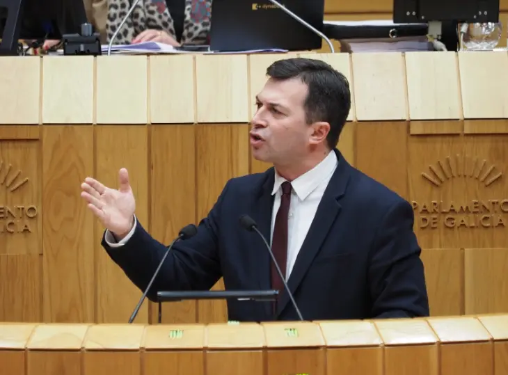 Gonzalo Caballero en el pleno del Parlamento./ PSdeG