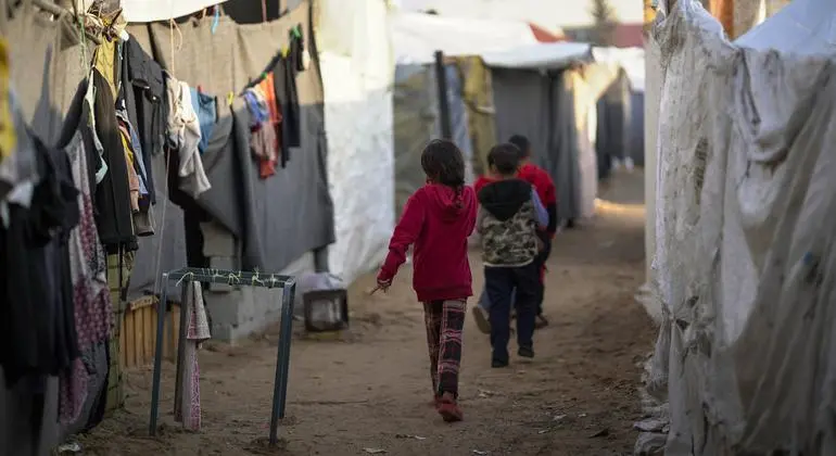 Ni&ntilde;os palestinos en un campamento temporal en el sur de Gaza. / OMS.