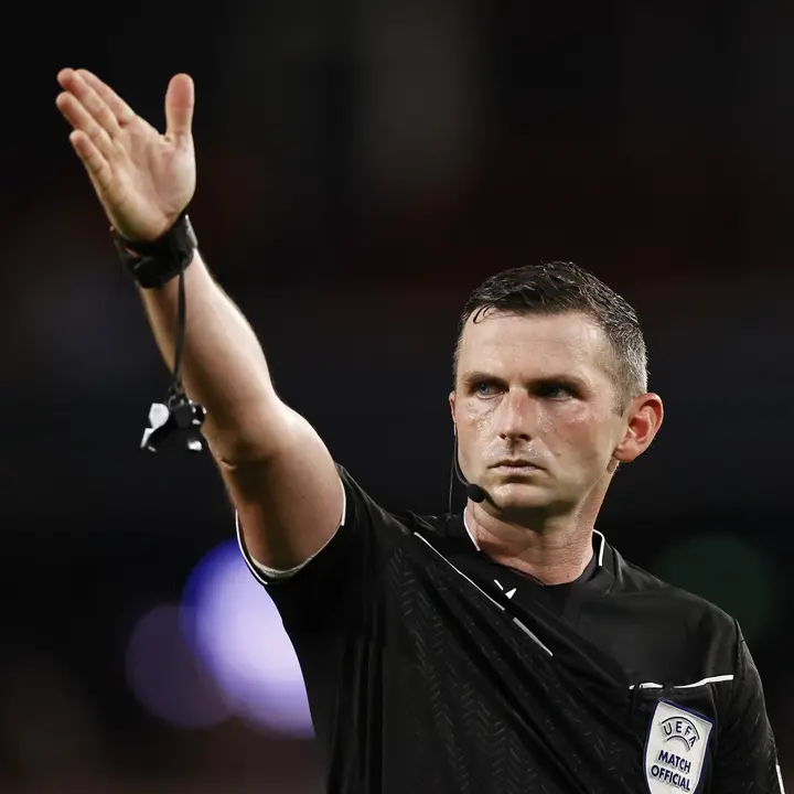 Michael Oliver, &aacute;rbitro de la Premier League. / @Twitter