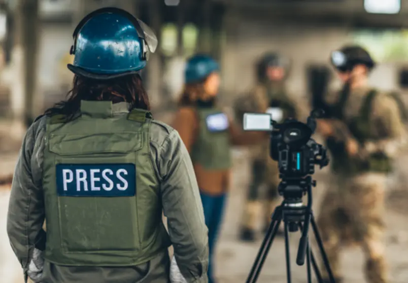 El trabajo de periodista entraña riesgos. / federacionartv.com