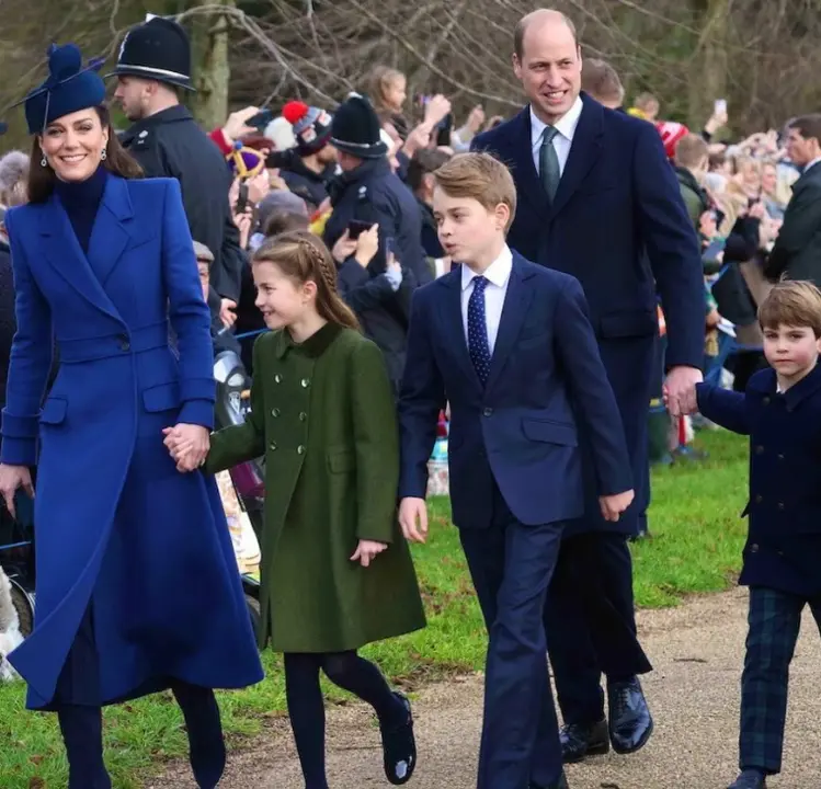Los pr&iacute;ncipe de Gales, Guillermo y Kate Middleton, junto a sus hijos, los pr&iacute;ncipes George, Charlotte y Louis. / RR SS.