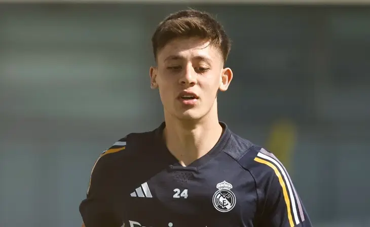 Arda G&uuml;ler, volante ofensivo del Real Madrid. @10ardaguler