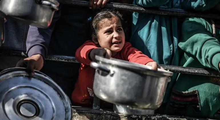 Una ni&ntilde;a de 8 a&ntilde;os espera su turno para recibir alimentos en Rafah, en el sur de la Franja de Gaza. / UNICEF.