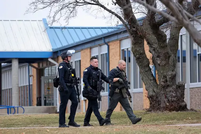 Agentes de la polic&iacute;a en el tiroteo de la Perry High School, en Iowa, EE UU. / RR.SS