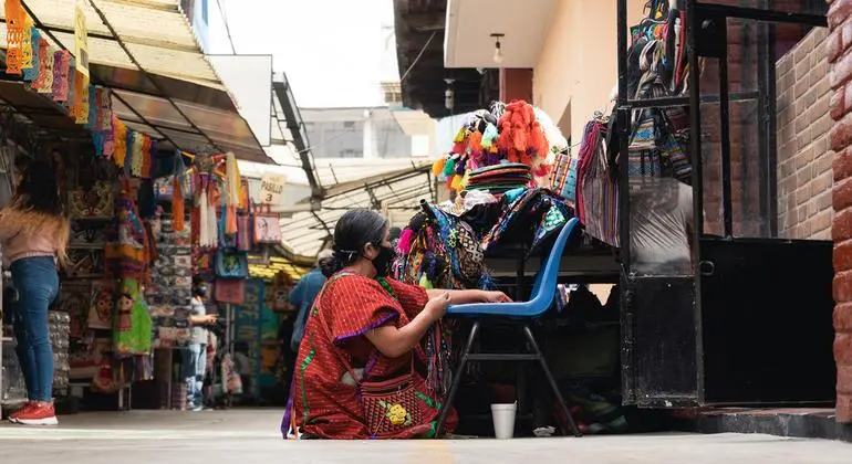 Una mujer sentada trabajando en un mercado en la Ciudad de M&eacute;xico, M&eacute;xico. / Unsplash.