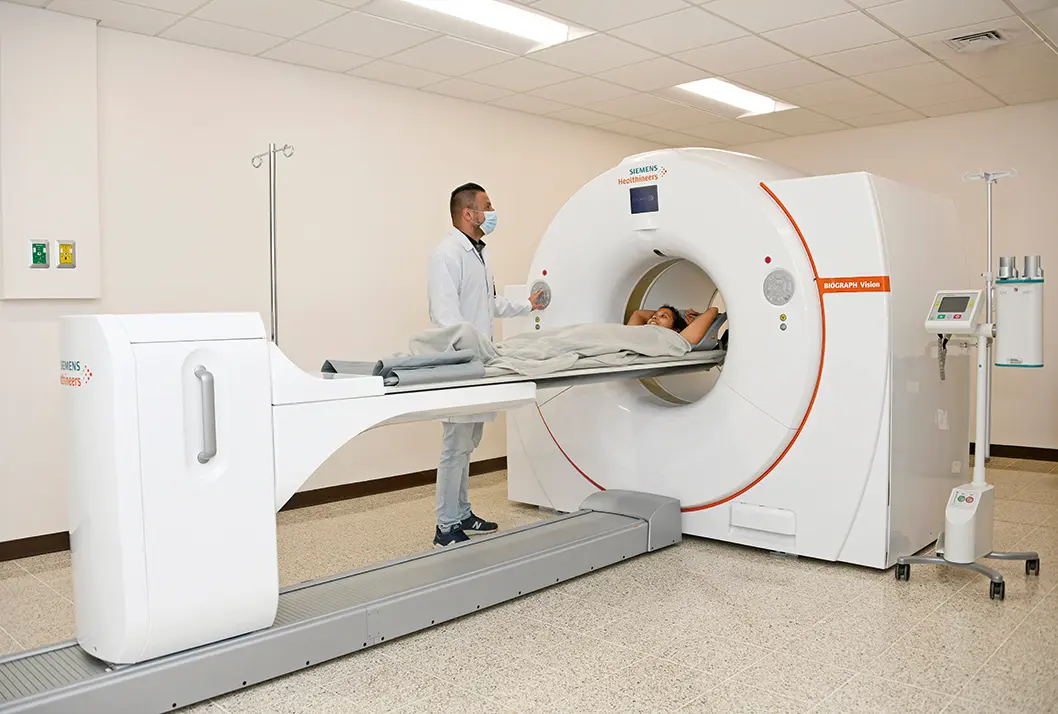 M&eacute;dico atiende a un paciente con c&aacute;ncer. / RR SS.