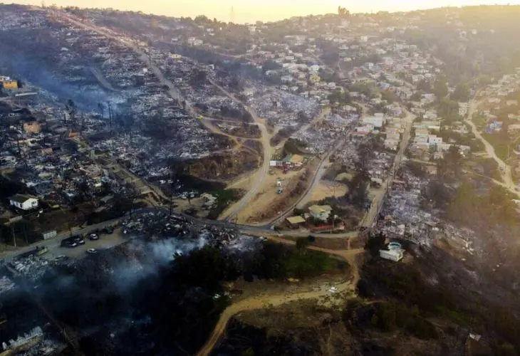 Casas de Vi&ntilde;a del Mar arrasadas por el fuego. / RR SS.