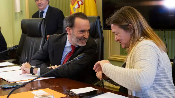 Gabriel Le Senne, de Vox, presidente del Parlament de Baleares y la vicepresidenta segunda Mercedes Garrido del PSOE. / RR.SS.