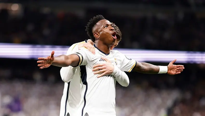 Vini Jr. delentero del Real Madrid... realmadrid