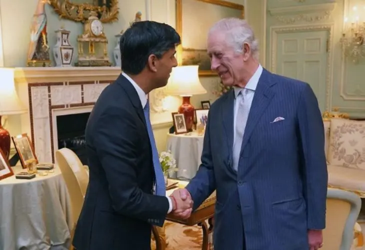 Rishi Sunak, primer ministro del Reino Unido; junto al rey Carlos III. / @theroyalfamily.