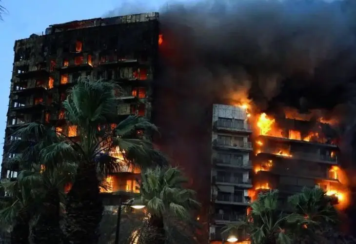 Incendio en el edificio de Valencia. / RR SS.