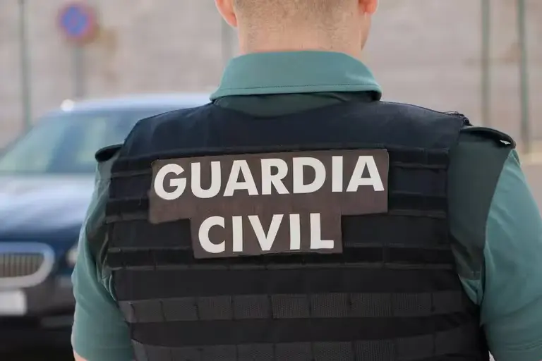Guardia civil de espaldas. / RR SS.
