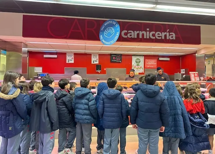 Escolares en un supermercado Gadis. / Gadis