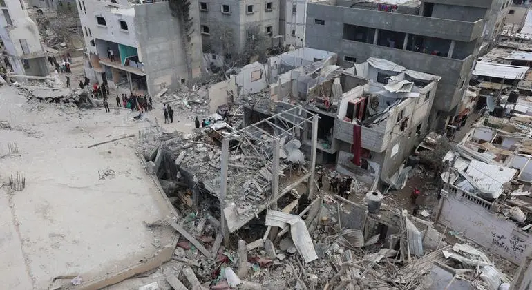 Un bloque de viviendas yace en ruinas en el barrio de Al-Shaboura de la ciudad de Rafah, en el sur de la Franja de Gaza. / Noticias ONU.