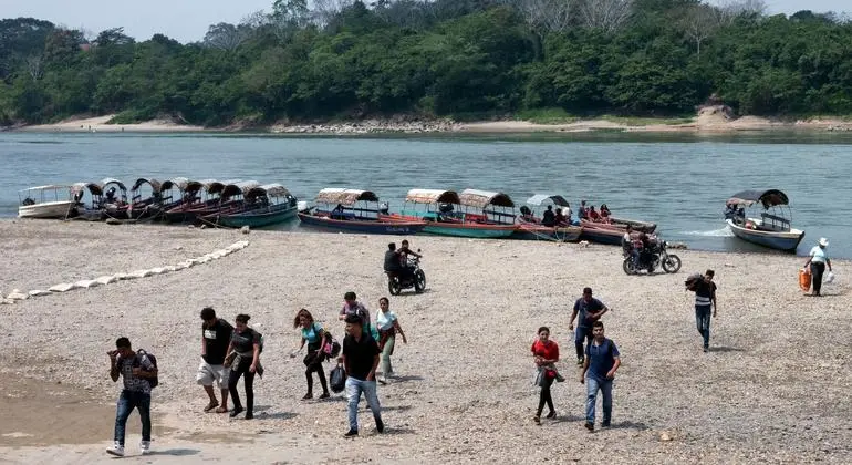 Solicitantes de asilo cruzan el r&iacute;o Usumacinta hacia M&eacute;xico desde Guatemala. / ACNUR.