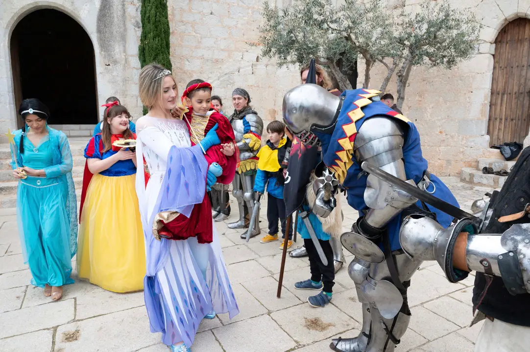 Los soldados de Valentia Victrix cumplimentan a la Princesa Aitana. / Autora.