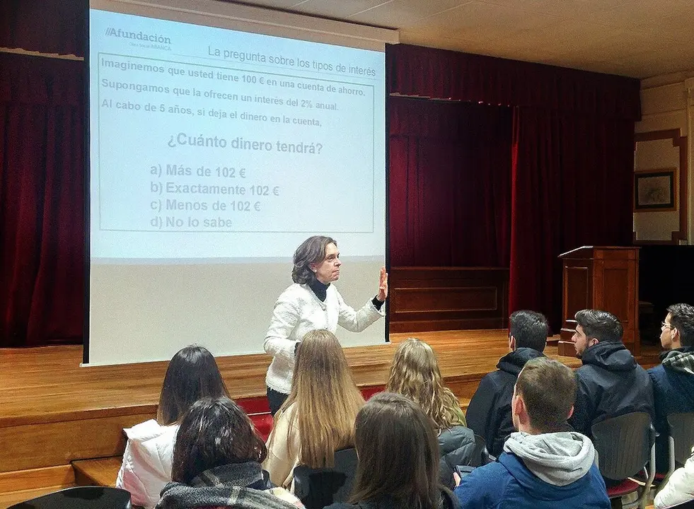 Una de las conferencias del programa 'Preparados para dar el salto' impartidas en anteriores ediciones del programa de educaci&oacute;n financiera. / Mundiario