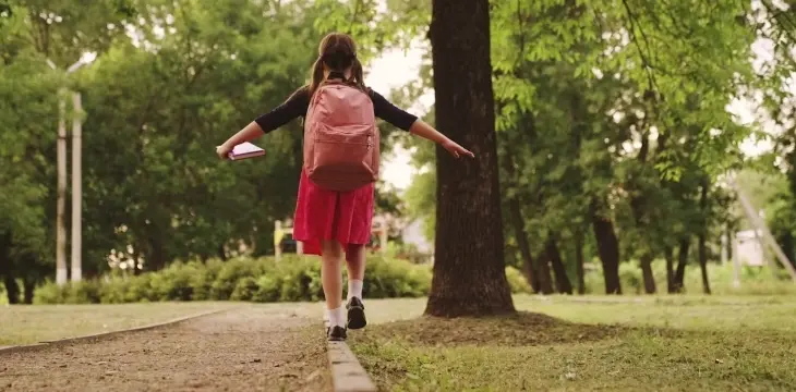 Ni&ntilde;a caminando hacia la escuela. / RR SS.