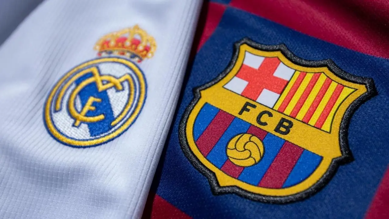 Escudos de Real Madrid y Barcelona. / @Twitter
