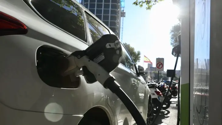 Un coche enchufado en un punto de recarga / RR SS.