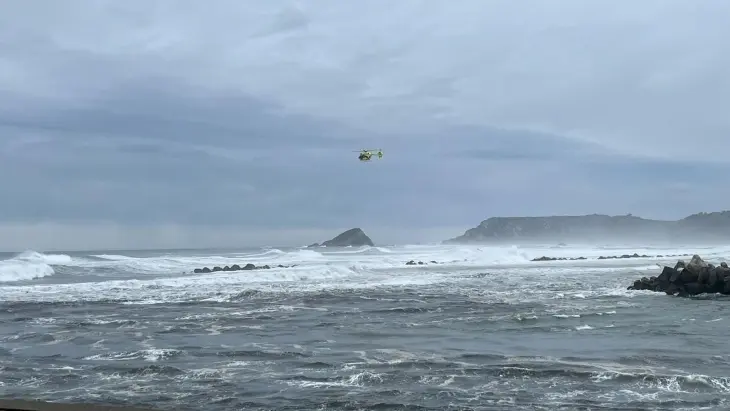 Las labores de rescate del hombre que cay&oacute; al mar en San Esteban. / RR SS.