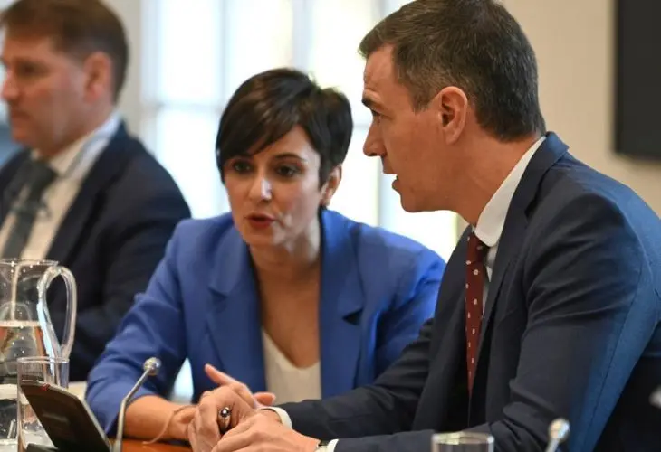 Pedro S&aacute;nchez, presidente del Gobierno; y Isabel Rodr&iacute;guez, ministra de Vivienda. / RR SS.