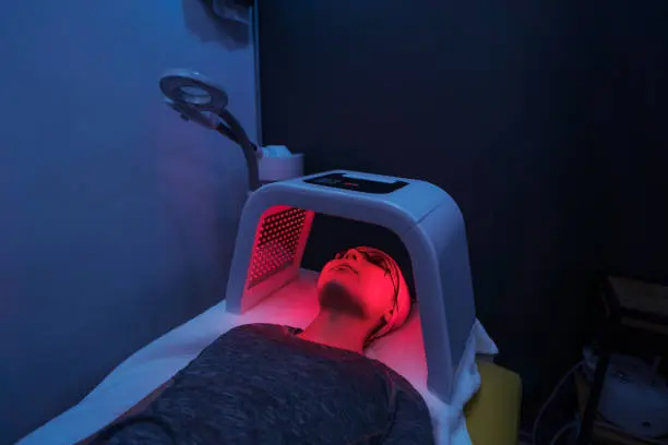 Una paciente se somete a una sesi&oacute;n de luminoterapia, que no cuenta con evidencia para ser recomendada, seg&uacute;n Sanidad. / RR SS.