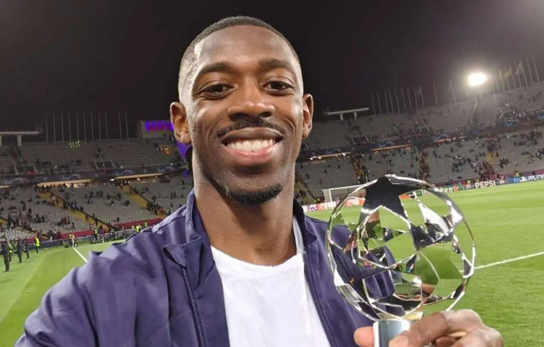 Demb&eacute;l&eacute; mostrando el trofeo al Jugador M&aacute;s Valioso del partido entre el FC Barcelona y el PSG. /  @o.dembele7