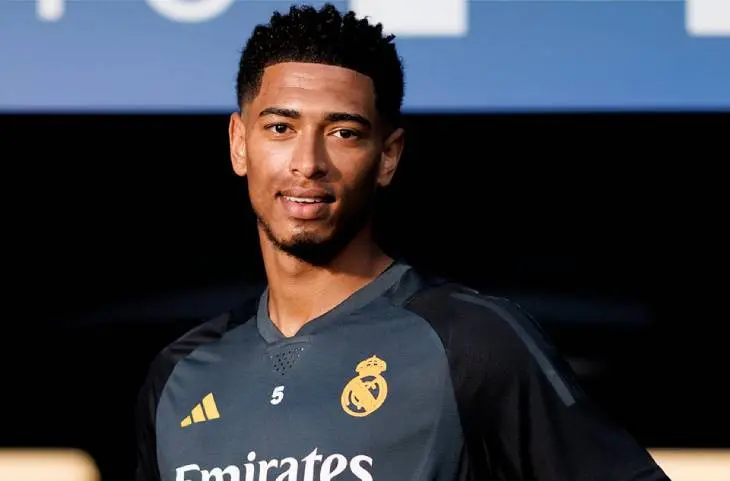 Jude Bellingham, posando con la camiseta del Real Madrid. / @realmadrid