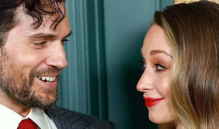 Henry Cavill y su novia Natalie Viscuso. / RRSS.