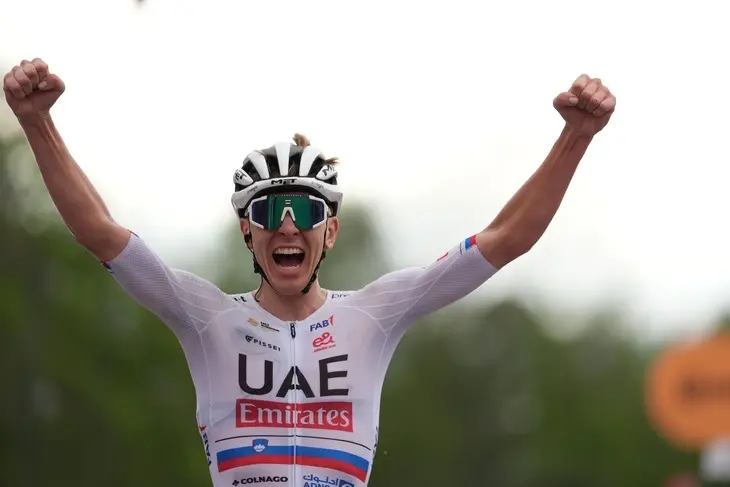 Tadej Pogacar celebr&oacute; a la llegada. /@giroditalia