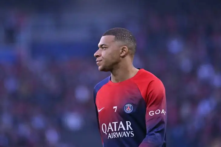 Mbapp&eacute; durante el calentamiento previo al partido contra el Borussia Dortmund. /  @psg_espanol