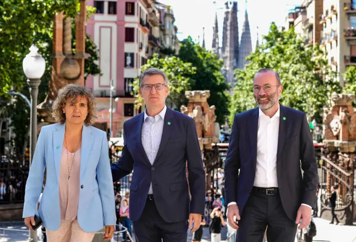 Dolors Montserrat, Alberto N&uacute;&ntilde;ez Feij&oacute;o y Manfred Weber en Barcelona. / PP