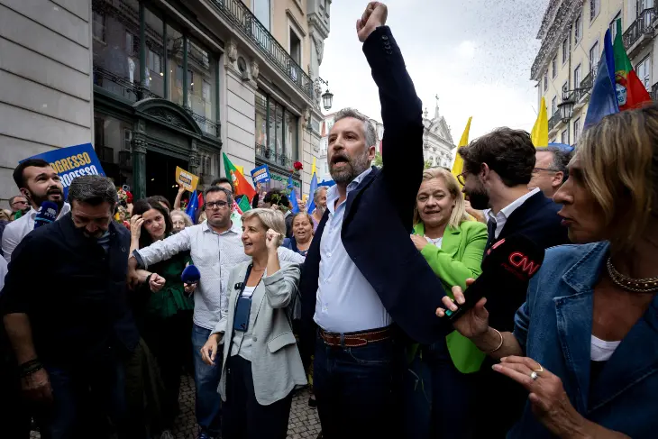 Pedro Nuno Santos, l&iacute;der del Partido Socialista de Portugal, y Marta Temido. / RR.SS