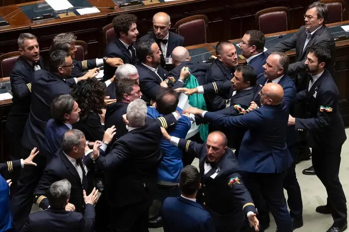 Trifulca en la C&aacute;mara de Diputados de Italia. / RR.SS