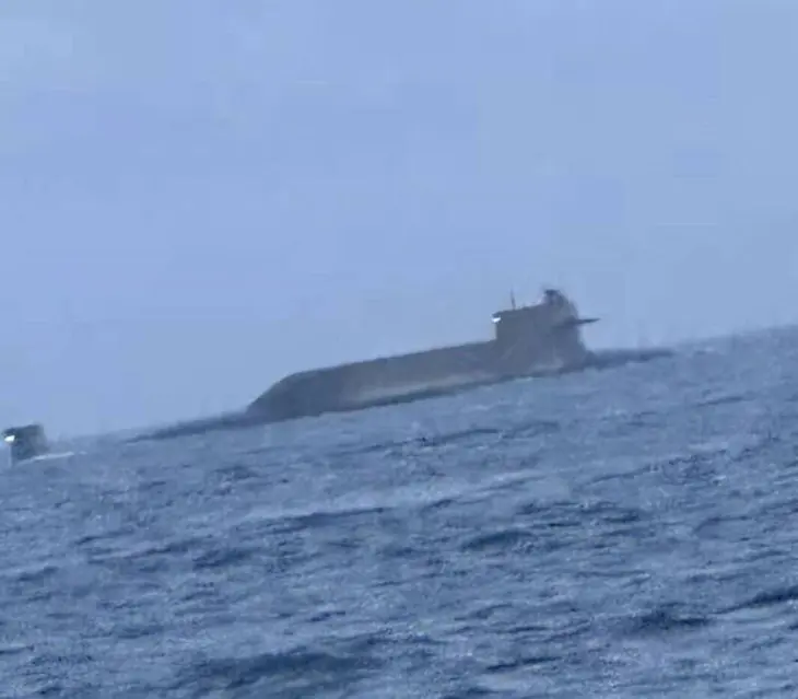 Submarino nuclear chino en el estrecho de Taiw&aacute;n. / RR.SS.