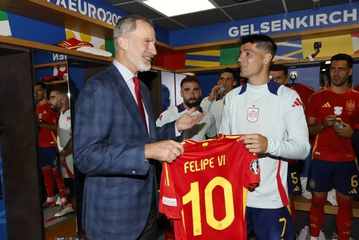 Felipe VI junto a &Aacute;lvaro Morata, capit&aacute;n de la selecci&oacute;n espa&ntilde;ola. /  @casareal