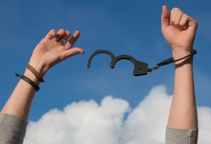 Unas manos que se liberan. / Pixabay.