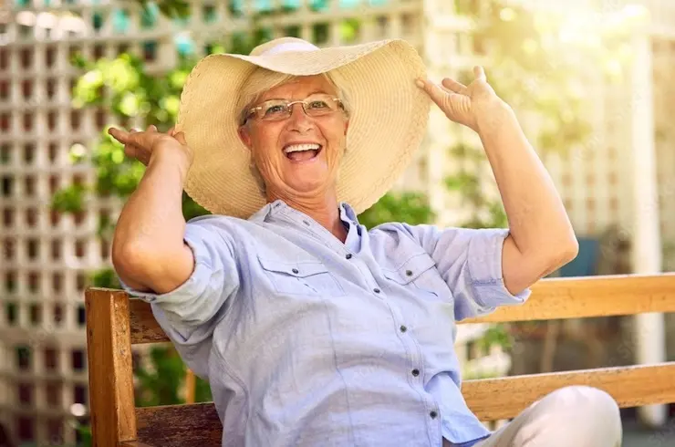 Mujer con sombrero. / Stock Adobe