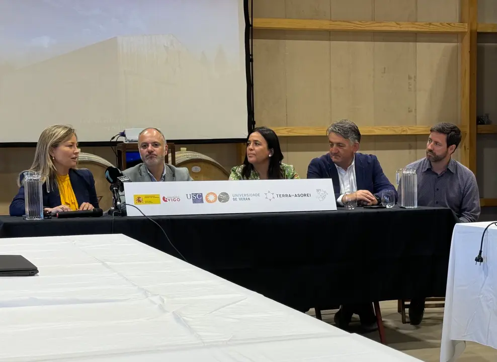 Mar&iacute;a Cadaval junto al delegado de la Zona Franca de Vigo, la alcaldesa de Meis, el presidente de Adegas Terras de Asorey y el alcalde de Cambados. / Mundiario