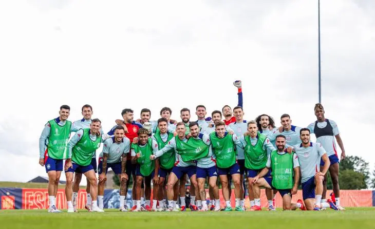 Una foto del plantel espa&ntilde;ol durante un entrenamiento antes de la final de la Eurocopa. / @sefutbol