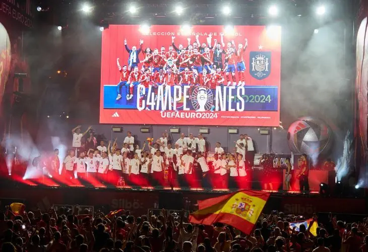 La selecci&oacute;n espa&ntilde;ola de f&uacute;tbol masculino celebrando la victoria de la Eurocopa en Madrid. / @SEFutbol.