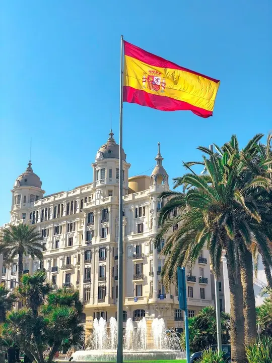 La casa Carbonell con la bandera de España en primer plano.