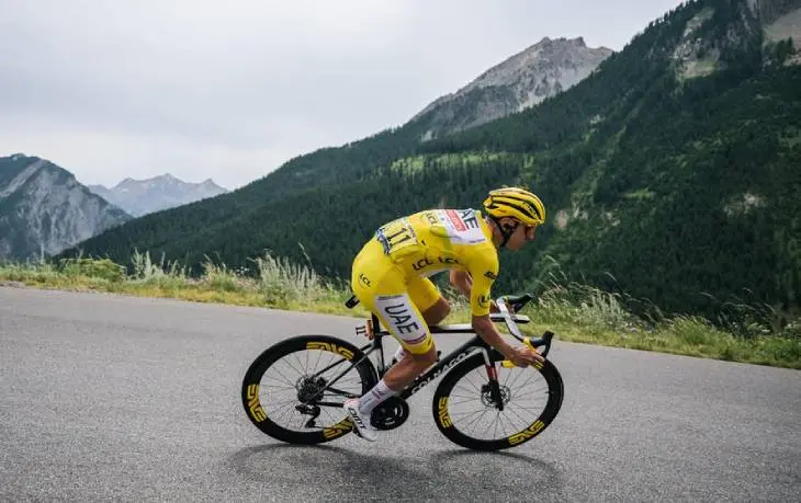 Pogacar en pleno desarrollo de la etapa 19 del Tour de Francia. / @letour