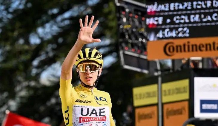 Tadej Pogačar celebra un nuevo triunfo de etapa en el Tour de Francia 2024. /  @letour